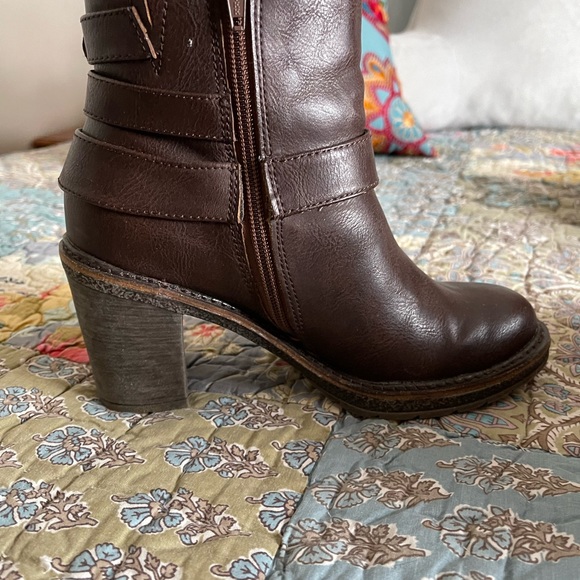Women’s brown boots with rubber bottom and heel. Very good used condition. - Picture 2 of 4
